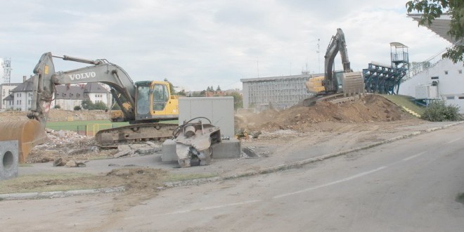 FOTO / IMAGINI DEMOLARE STADION MUNICIPAL, DEZMEMBRARE TRIBUNELE  I ŞI II, 18.08.2015