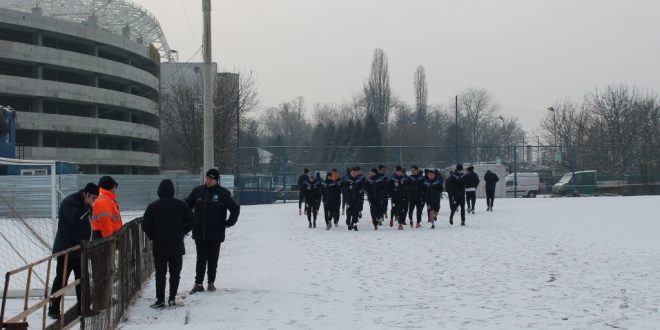 Un lot de 30 de jucători la primul antrenament din 2017 al echipei Pandurii Târgu Jiu