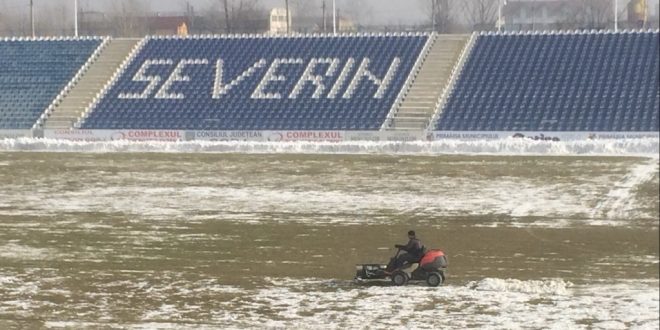 Stadionul Municipal din Severin a fost complet deszăpezit astăzi, terenul se va prezenta în condiţii bune la ora jocului