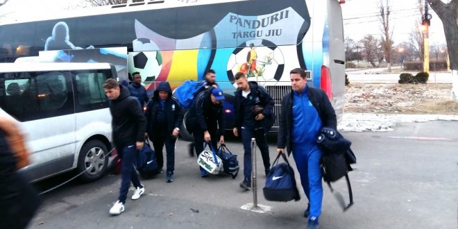 Lotul echipei Pandurii s-a deplasat azi la Constanţa pentru meciul de luni cu FC Viitorul