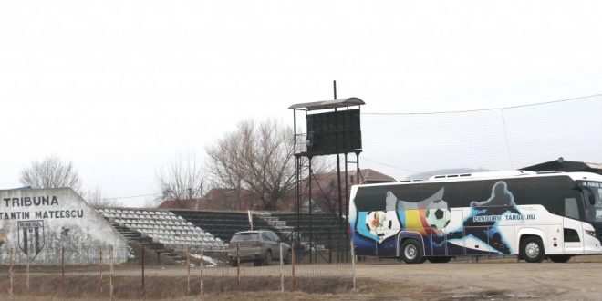 FOTO / IMAGINI DE LA ANTRENAMENTUL ECHIPEI PANDURII PE TERENUL SINTETIC DIN MOTRU