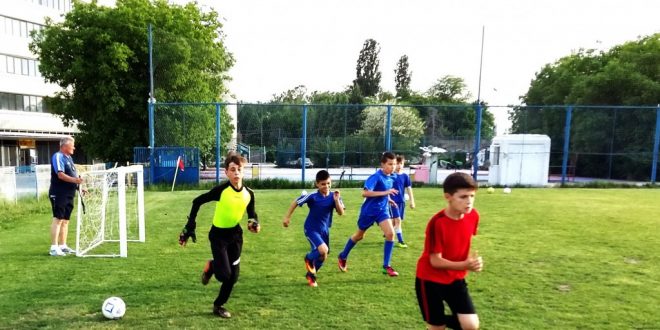 FOTO / IMAGINI DE LA ANTRENAMENTUL COPIILOR DE LA PANDURII TÂRGU JIU, PE TERENUL 3 DE ANTRENAMENT