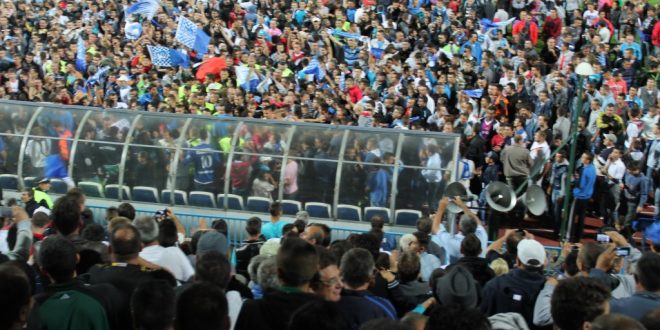 FOTO / MII DE SUPORTERI AU SĂRBĂTORIT PE TEREN ALĂTURI DE VICECAMPIONII DE LA PANDURII TÂRGU JIU (29 MAI 2013)